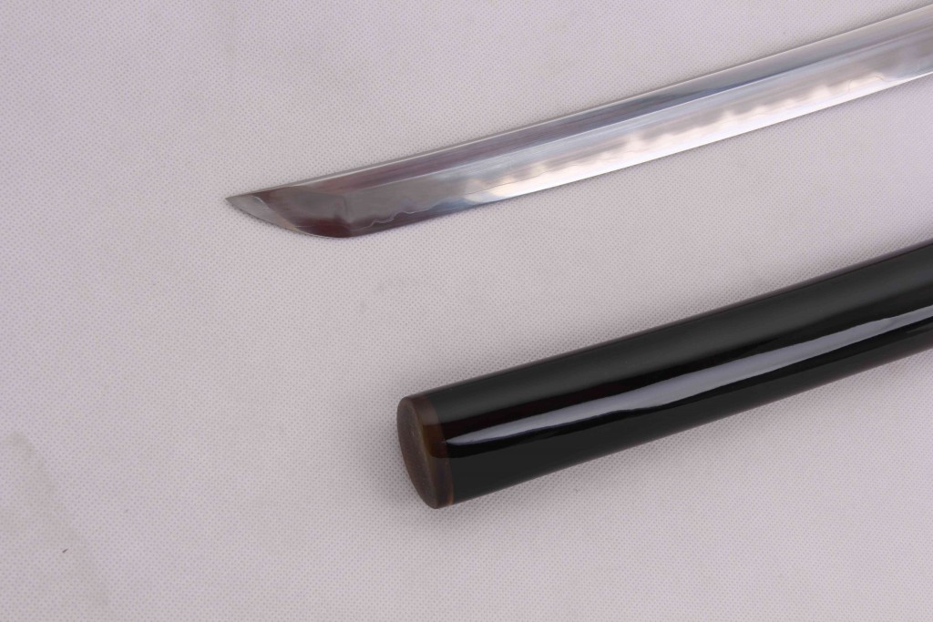 Close up of the laminated blade, geometric kissaki and active hamon!